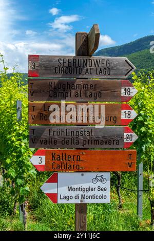 Wegweiser am Kalterer See, Kaltern, Südtiroler Weinstraße, Provinz Bozen, Südtirol, Trentino-Südtirol, Italien, Italien Stockfoto