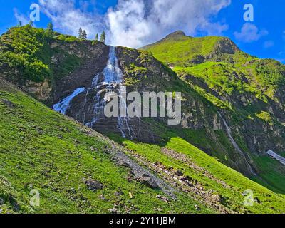 Wasserfall beim Aufstieg von Madau zur Memminger Hütte (2242m), Lechtaler Alpen, Tirol, Österreich, Fernwanderweg E5, Alpenüberquerung von Oberstdorf nach Meran Stockfoto