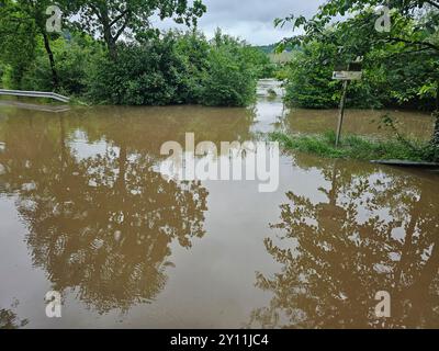 Hochwasser der Saar in Staadt, Kastel-Staadt, Saarflut nach Starkregen am Pfingsttag 2024, Saartal, Naturpark Saar-Hunsrück, Rheinland-Pfalz, Deutschland Stockfoto