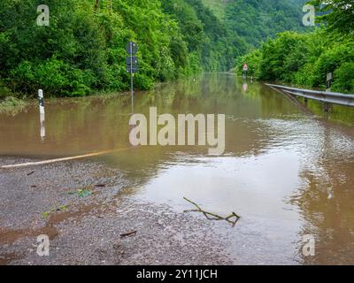 Hochwasser der Saar in Staadt, Kastel-Staadt, Saarflut nach Starkregen am Pfingsttag 2024, Saartal, Naturpark Saar-Hunsrück, Rheinland-Pfalz, Deutschland Stockfoto