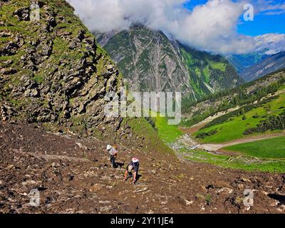 Aufstieg über altes Schneefeld von Madau zur Memminger Hütte (2242m), Lechtaler Alpen, Tirol, Österreich, Fernwanderweg E5, Alpenüberquerung von Oberstdorf nach Meran Stockfoto