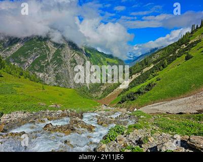 Aufstieg von Madau zur Memminger Hütte (2242m), Lechtaler Alpen, Tirol, Österreich, Weitwanderweg E5, Alpenüberquerung von Oberstdorf nach Meran Stockfoto