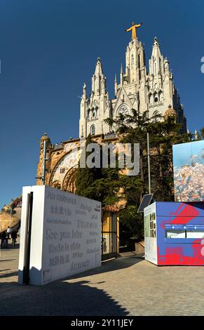 Blick auf die Kirche des Heiligen Herzens auf dem Berg Tibidabo in Barcelona an einem sonnigen Tag Stockfoto