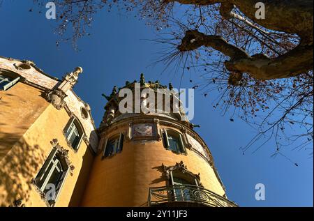 Blick auf die Kirche des Heiligen Herzens auf dem Berg Tibidabo in Barcelona an einem sonnigen Tag Stockfoto