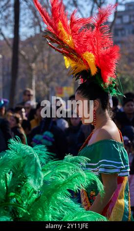 Teilnehmer des bolivianischen Folklore-Karnevals im Stadtzentrum von Barcelona, Spanien Stockfoto