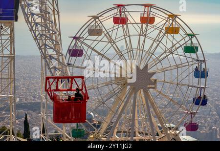 Riesiges Riesenrad mit Blick auf Barcelona und die Mittelmeerküste aus der Vogelperspektive Stockfoto