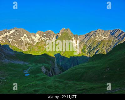 Blick von der Memminger Hütte (2242m) auf die Lechtaler Alpen mit der Freispitze (2884m), Tirol, Österreich, Alpen, Lechtaler Alpen, Fernwanderweg E5, Alpenüberquerung von Oberstdorf nach Meran Stockfoto
