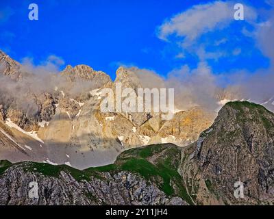 Blick von der Memminger Hütte (2242m) auf die Lechtaler Alpen im Abendlicht, Tirol, Österreich, Alpen, Lechtaler Alpen, Fernwanderweg E5, Alpenüberquerung von Oberstdorf nach Meran Stockfoto