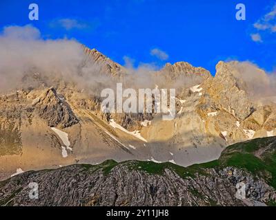 Blick von der Memminger Hütte (2242m) auf die Lechtaler Alpen im Abendlicht, Tirol, Österreich, Alpen, Lechtaler Alpen, Fernwanderweg E5, Alpenüberquerung von Oberstdorf nach Meran Stockfoto