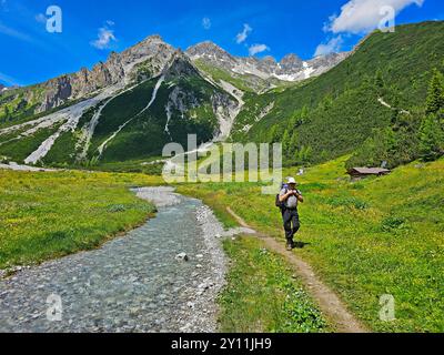 An der Oberen Lochalm an der Abfahrt von der Seescharte ins Lochbachtal Richtung Zams, Inntaler Alpen, Tirol, Österreich, Fernwanderweg E5, Alpenüberquerung von Oberstdorf nach Meran Stockfoto