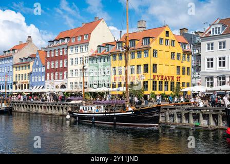 Kopenhagen, Dänemark, 24. Juli 2024 - farbenfrohe Häuser und Boote am Nyhavn, dem historischen Hafen in der Altstadt Stockfoto