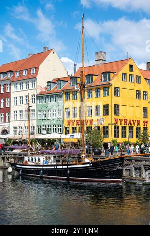 Kopenhagen, Dänemark, 24. Juli 2024 - farbenfrohe Häuser und Boote am Nyhavn, dem historischen Hafen in der Altstadt Stockfoto
