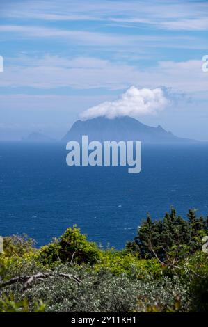Italien, Tyrrhenisches Meer, Lipari-Inseln / Äolische Inseln, Salina, Blick auf Panarea Stockfoto