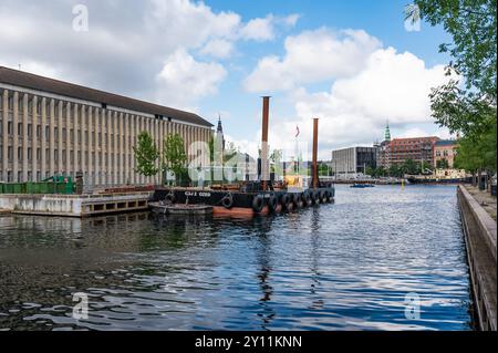 Kopenhagen, Dänemark, 24. Juli 2024 - renovierte Appartementhäuser am Ufer von Christianshavn Stockfoto