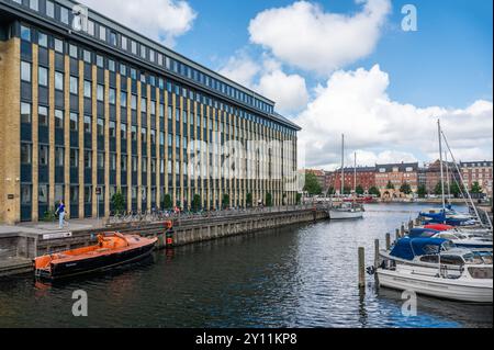 Kopenhagen, Dänemark, 24. Juli 2024 - renovierte Appartementhäuser am Ufer von Christianshavn Stockfoto