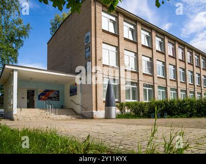 Dubna, Russland - 22. August 2023: Das Gebäude des Museums für die Geschichte der Kreuzfahrtraketen in der Stadt Dubna, Region Moskau Stockfoto