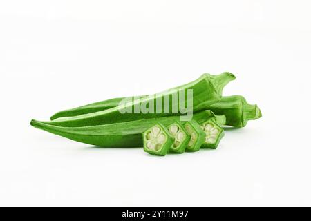 Frische Okra Schoten und Scheiben auf weißem Hintergrund Stockfoto