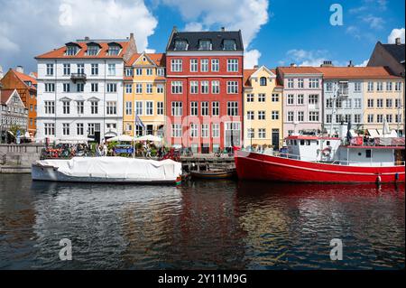 Kopenhagen, Dänemark, 24. Juli 2024 - farbenfrohe Häuser und Boote am Nyhavn, dem historischen Hafen in der Altstadt Stockfoto