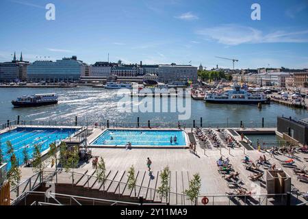 Allas Sea Pool schwimmende Terrasse mit Pools und Sonnenbaden am Mittsommerabend in Helsinki, Finnland Stockfoto