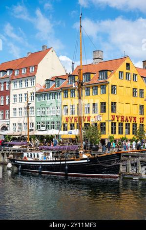 Kopenhagen, Dänemark, 24. Juli 2024 - farbenfrohe Häuser und Boote am Nyhavn, dem historischen Hafen in der Altstadt Stockfoto