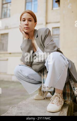 Porträt einer jungen Frau, die im Freien im Casual Outfit posiert Stockfoto