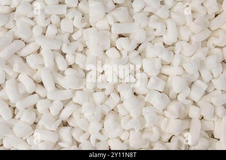 Textur aus losen Füllungen, die Artikel in Verpackungskartons für den Versand schützen. Es besteht aus biologisch abbaubarem Polystyrol. Stockfoto