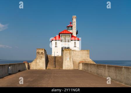 Duluth, Minnesota - USA - 12. August 2024: Der Duluth Harbor South Breakwater Outer Lighthouse, erbaut 1901, an einem wunderschönen Sommer danach Stockfoto