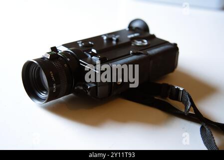 Elmo Super 8 Kamera in Vintage Black mit klassischem Schloss und Schlüsselmechanismus Stockfoto