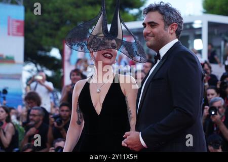 Venedig, Italien. September 2024. Lady Gaga und Michael Polansky besuchen den roten Teppich „Joker: Folie A Deux“ beim 81. Internationalen Filmfestival Venedig am 4. September 2024 in Venedig. (Foto: Gian Mattia D'Alberto/LaPresse) Credit: LaPresse/Alamy Live News Stockfoto