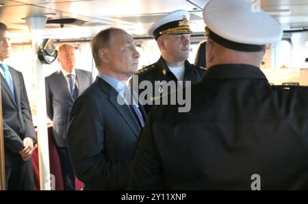Wladiwostok, Russland. September 2024. Der russische Präsident Wladimir Putin, links, tourt mit dem Kommandeur der Pazifischen Flotte Viktor Liina, Mitte, und dem Schiffskommandeur Jewgeni Kowalew, rechts, an der Primorje Flottille der All-Arms Forces, 4. September 2024 in der Uliss Bay, Wladiwostok, Russland. Quelle: Vyacheslav Prokofyev/Kreml Pool/Alamy Live News Stockfoto
