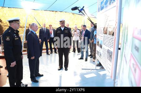 Wladiwostok, Russland. September 2024. Der russische Präsident Wladimir Putin, Mitte, begibt sich mit dem Kommandeur der Pazifischen Flotte Viktor Liina, links, und dem Kommandeur Alexej Sysujew, rechts, an der Primorje-Flotte der Allwaffen-Streitkräfte am 4. September 2024 in der Uliss-Bucht, Wladiwostok, Russland. Quelle: Vyacheslav Prokofyev/Kreml Pool/Alamy Live News Stockfoto
