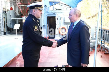 Wladiwostok, Russland. September 2024. Der russische Präsident Wladimir Putin, rechts, wird an Bord der russischen Flotte Stereguschchij-Klasse von Rezky vom Kommandeur der Pazifikflotte Viktor Liina, links, bei der Primorje Flotte der All-Arms Forces am 4. September 2024 in der Bucht von Uliss, Wladiwostok, Russland, begrüßt. Quelle: Vyacheslav Prokofyev/Kreml Pool/Alamy Live News Stockfoto