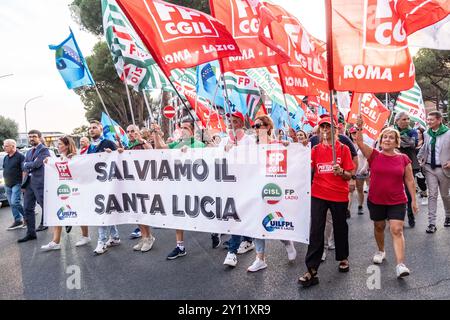 Roma, Italien. September 2024. Fiaccolata organizzata dai sindacati a sostegno della Fondazione Santa Lucia IRCCS A Roma, Mercoled&#xec; 04 Settembre 2024 (Foto Mauro Scrobogna/LaPresse) der Fackelzug, der von den Gewerkschaften zur Unterstützung der Santa Lucia IRCCS Foundation in Rom organisiert wurde, Mittwoch, 04 September 2024 (Foto: Mauro Scrobogna/LaPresse) Credit: LaPresse/Alamy Live News Stockfoto