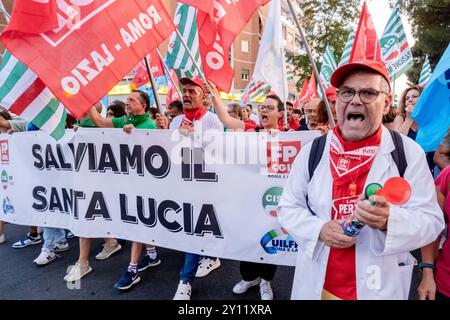 Roma, Italien. September 2024. Fiaccolata organizzata dai sindacati a sostegno della Fondazione Santa Lucia IRCCS A Roma, Mercoled&#xec; 04 Settembre 2024 (Foto Mauro Scrobogna/LaPresse) der Fackelzug, der von den Gewerkschaften zur Unterstützung der Santa Lucia IRCCS Foundation in Rom organisiert wurde, Mittwoch, 04 September 2024 (Foto: Mauro Scrobogna/LaPresse) Credit: LaPresse/Alamy Live News Stockfoto