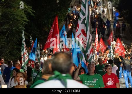 Roma, Italien. September 2024. Fiaccolata organizzata dai sindacati a sostegno della Fondazione Santa Lucia IRCCS A Roma, Mercoled&#xec; 04 Settembre 2024 (Foto Mauro Scrobogna/LaPresse) der Fackelzug, der von den Gewerkschaften zur Unterstützung der Santa Lucia IRCCS Foundation in Rom organisiert wurde, Mittwoch, 04 September 2024 (Foto: Mauro Scrobogna/LaPresse) Credit: LaPresse/Alamy Live News Stockfoto