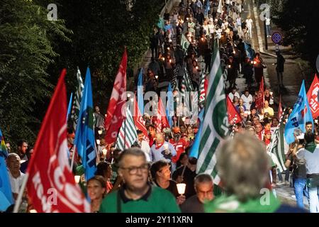 Roma, Italien. September 2024. Fiaccolata organizzata dai sindacati a sostegno della Fondazione Santa Lucia IRCCS A Roma, Mercoled&#xec; 04 Settembre 2024 (Foto Mauro Scrobogna/LaPresse) der Fackelzug, der von den Gewerkschaften zur Unterstützung der Santa Lucia IRCCS Foundation in Rom organisiert wurde, Mittwoch, 04 September 2024 (Foto: Mauro Scrobogna/LaPresse) Credit: LaPresse/Alamy Live News Stockfoto