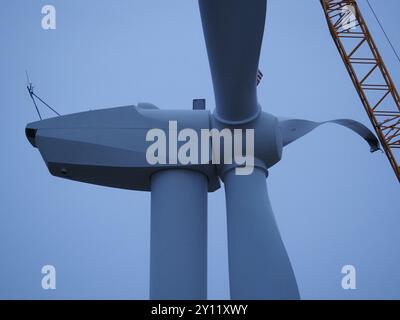 Sheerness, Kent, Großbritannien. September 2024. Die Rotorblätter zu einer Windturbine in Sheerness Docks werden heute Abend von Ingenieuren und zwei großen Kränen nach der Wartung durch Ingenieure erneuert. Quelle: James Bell/Alamy Live News Stockfoto