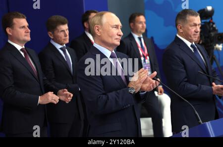 Wladiwostok, Russland. September 2024. Der russische Präsident Wladimir Putin, Zentrum, nimmt an der Ferneröffnung mehrerer Produktionsstätten Teil, zusammen mit dem stellvertretenden Premierminister Juri Trutnew, rechts und dem russischen Fernen Osten und dem arktischen Entwicklungsminister Alexej Tschekunkow, links, 4. September 2024 in Wladiwostok, Russland. Quelle: Vyacheslav Prokofyev/Kreml Pool/Alamy Live News Stockfoto