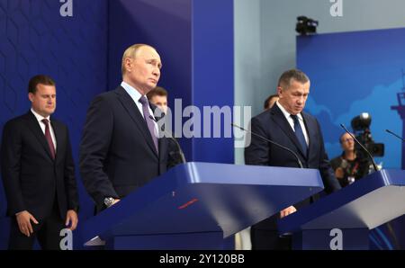 Wladiwostok, Russland. September 2024. Der russische Präsident Wladimir Putin, Zentrum, nimmt an der Ferneröffnung mehrerer Produktionsstätten Teil, zusammen mit dem stellvertretenden Premierminister Juri Trutnew, rechts und dem russischen Fernen Osten und dem arktischen Entwicklungsminister Alexej Tschekunkow, links, 4. September 2024 in Wladiwostok, Russland. Quelle: Vyacheslav Prokofyev/Kreml Pool/Alamy Live News Stockfoto