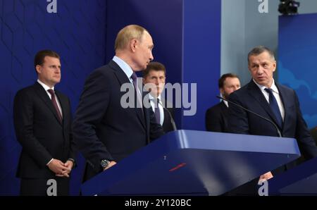 Wladiwostok, Russland. September 2024. Der russische Präsident Wladimir Putin, Zentrum, nimmt an der Ferneröffnung mehrerer Produktionsstätten Teil, zusammen mit dem stellvertretenden Premierminister Juri Trutnew, rechts und dem russischen Fernen Osten und dem arktischen Entwicklungsminister Alexej Tschekunkow, links, 4. September 2024 in Wladiwostok, Russland. Quelle: Vyacheslav Prokofyev/Kreml Pool/Alamy Live News Stockfoto