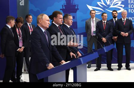 Wladiwostok, Russland. September 2024. Der russische Präsident Wladimir Putin, links, nimmt an der Ferneröffnung mehrerer Produktionsstätten Teil, zusammen mit dem stellvertretenden Premierminister Juri Trutnev, rechts und dem russischen Fernen Osten und dem arktischen Entwicklungsminister Alexej Tschekunkow, Zentrum, am 4. September 2024 in Wladiwostok, Russland. Quelle: Vyacheslav Prokofyev/Kreml Pool/Alamy Live News Stockfoto