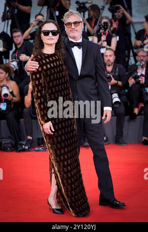 Venedig Lido, Italien. September 2024. Rain Phoenix und Joaquin Phoenix besuchen den roten Teppich „Joker: Folie a Deux“ während des 81. Internationalen Filmfestivals in Venedig am 4. September 2024 im Sala Grande. (Foto: Daniele Cifala/NurPhoto) Credit: NurPhoto SRL/Alamy Live News Stockfoto