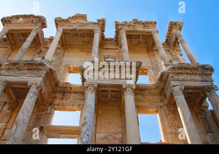 Die Celsus-Bibliothek ist ein altes römisches Gebäude in Ephesus, Anatolien, Türkei. In der Nähe der modernen Stadt Seluk in der Provinz İzmir gelegen. Stockfoto