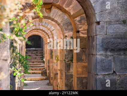 Pergamon, Bergama, İzmir, Türkei. Alte Arkade auf der Akropolis. Stockfoto