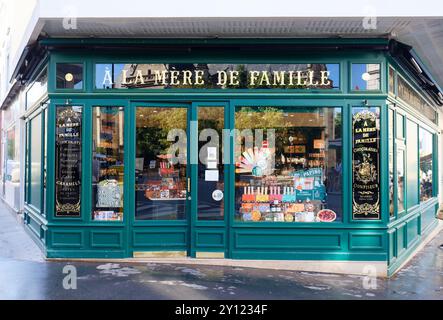 A la Mere de Famille ist der Schokoladenladen im Zentrum von Boulogne-Billancourt. Das Geschäft wurde 1761 in der Faubourg Montmartre Straße in Paris eröffnet. Stockfoto