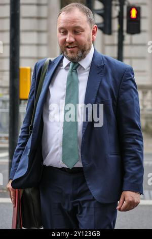 London, Großbritannien. September 2024. Ian Murray (Mitte), Staatssekretär für Schottland, Labour-Abgeordneter für Edinburgh South, läuft heute Nachmittag mit Kollegen auf Whitehall. Quelle: Imageplotter/Alamy Live News Stockfoto