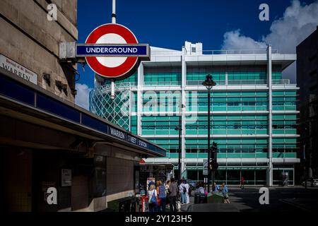 U-Bahn-Station Warren Street und UCH Hospital London - U-Bahn-Station Warren Street im Zentrum von London. Londoner U-Bahn-Station Warren Street Stockfoto