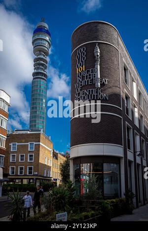 BT Tower und 101 Cleveland Street in Fitzrovia London. Das White Heat Zitat stammt aus einer Rede des damaligen britischen Premierministers Harold Wilson aus dem Jahr 1963. Stockfoto
