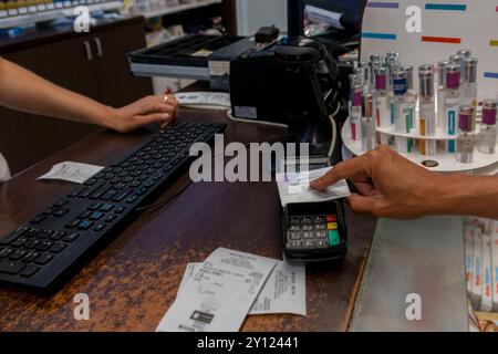 Zahlung mit kontaktloser Kreditkarte. Nahaufnahme der Geräte, bargeldlose Bezahlung von Rechnungen an gewerblichen Orten; Konzept. Stockfoto