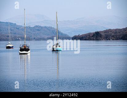 Segelboote vor Anker am Lake Windermere, Lake District, Großbritannien Stockfoto